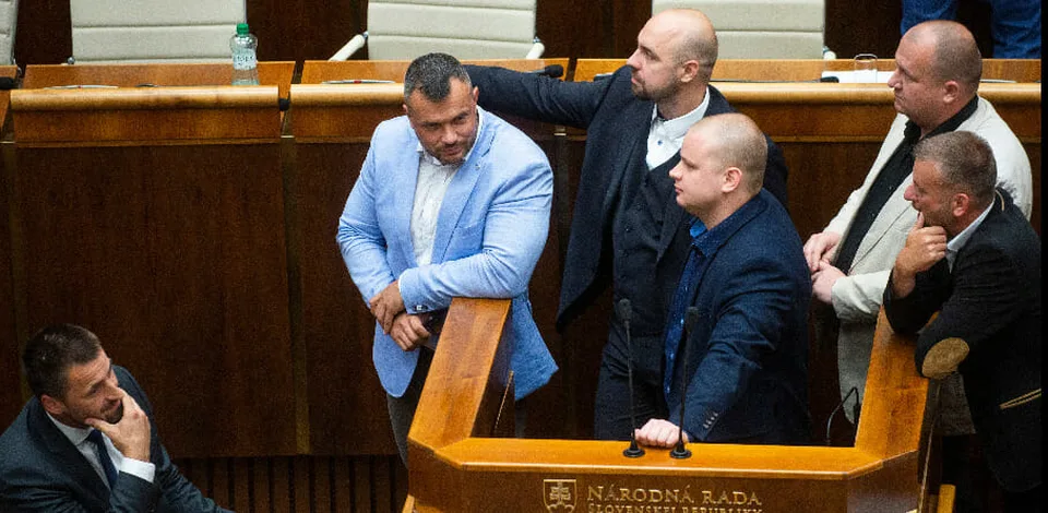 Read more about the article Fúha. Nespratníkom v parlamente by mohli hroziť tisícové pokuty!