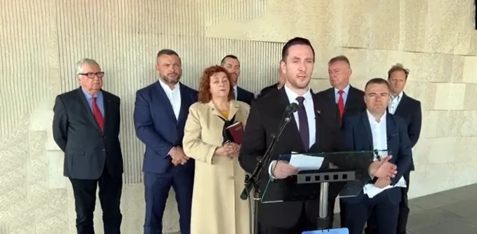 Read more about the article VIDEO Republika: Darovanie stíhačiek Ukrajine bolo porušením zákonov! Slovensko na tom prerobí