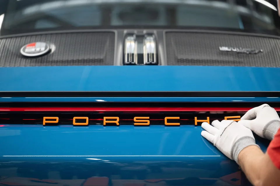 Read more about the article Porsche výrazne spomalí prechod na elektrické vozidlá, ľudia o ne nemajú záujem