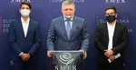 šéf Smeru Robert Fico (uprostred).