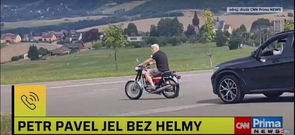 Read more about the article VIDEO Český prezident je pekný kvietok! Porušuje predpisy, jazdí na motorke bez helmy! Sype si popol na hlavu a udelil si “pokutu”
