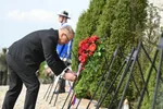 Boris Kollár (Sme rodina) počas kladenia venca v v Brezovej pod Bradlom v sobotu 7. mája 2022.