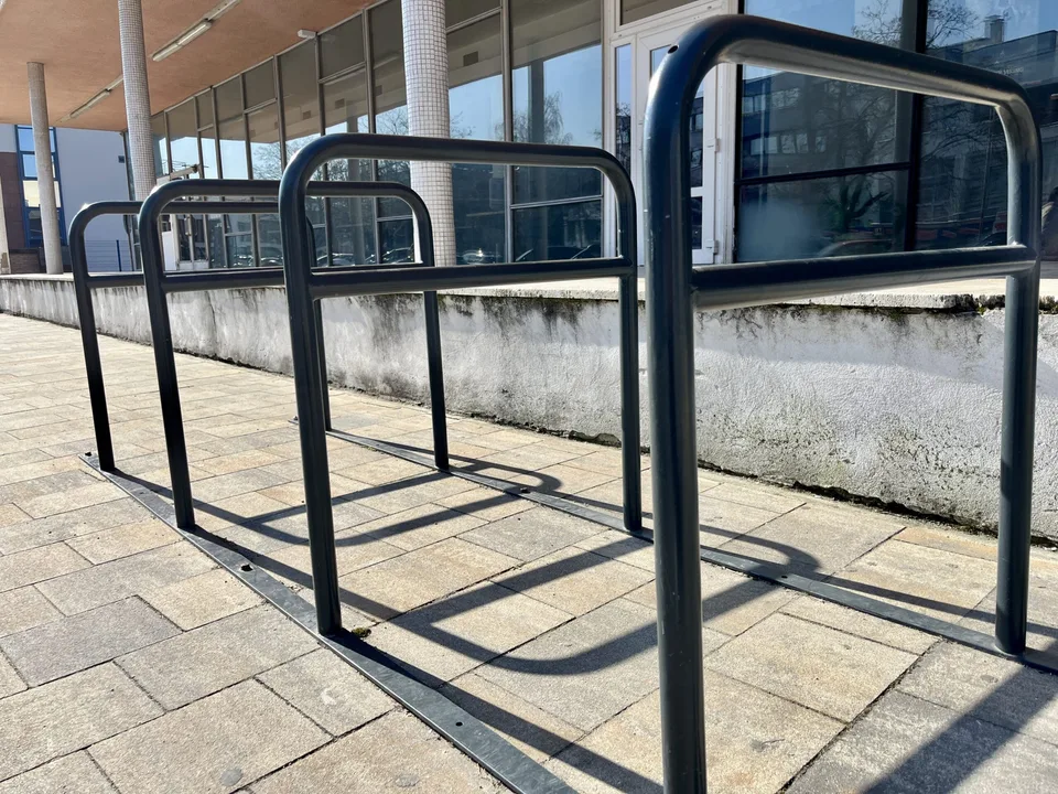 Read more about the article Mesto hľadalo miesta pre stojany na bicykle. Najprv by však malo vyriešiť, či sú bicykle na ulici vôbec v bezpečí