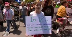 Videosnímka z protestu v austrálskom meste Melbourne.