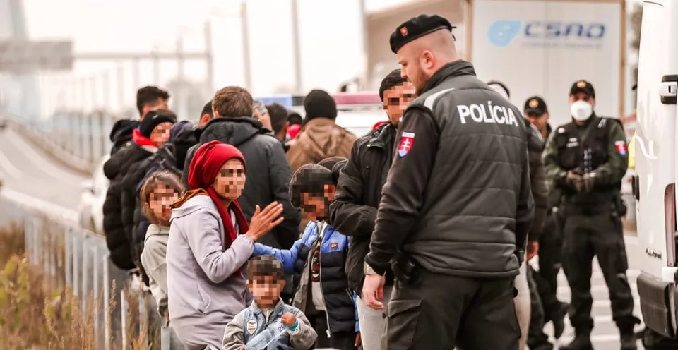 You are currently viewing FOTO Polícia udrela na migrantov: V Komárne zadržali dospelých aj deti!