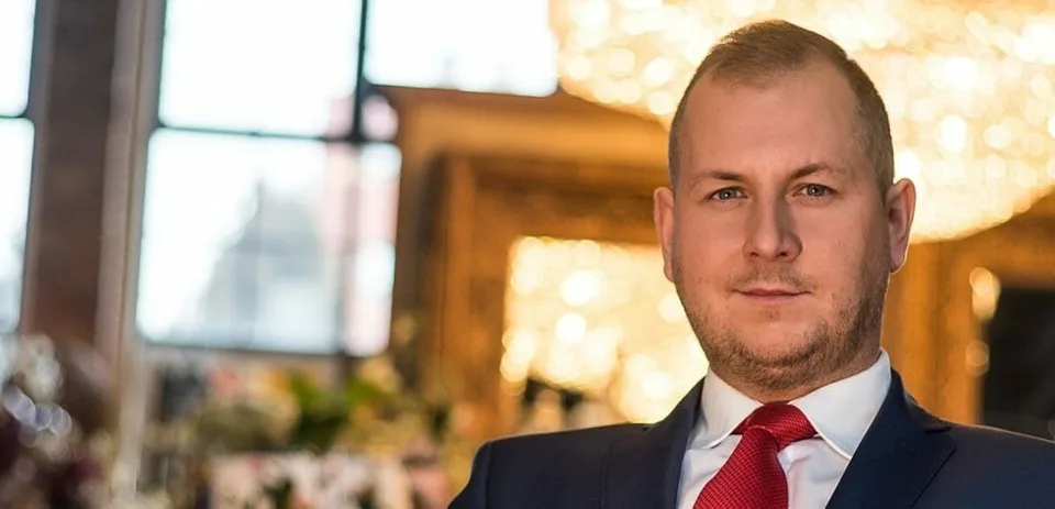 Read more about the article Vulgárny zabávač: Pripravujem sa na veľký politický projekt. Aj vám je z toho na zvracanie?