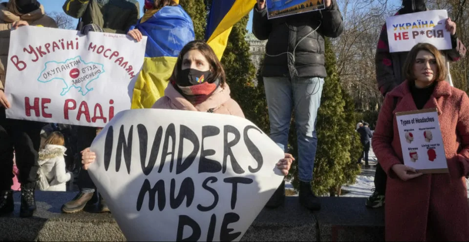Read more about the article VIDEO Sláva Ukrajine! Útočníci musia zomrieť! V Kyjeve vyšli ľudia do ulíc, chcú ukázať jednotu