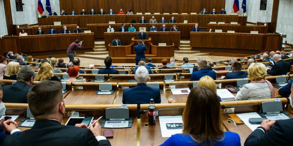 Read more about the article HORÚCO V PARLAMENTE Zasraný fašista! Poslanci sa do seba pustili pre tému LGBTI
