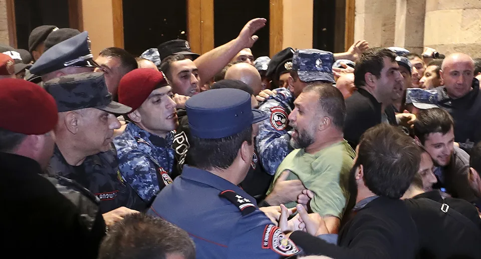 Read more about the article Arménsko a Azerbajdžan začali s úpravou hranice: Vypukli proti tomu protesty!