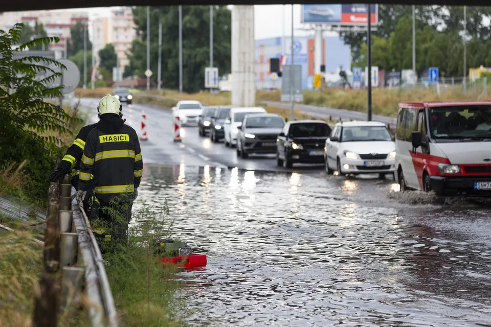 Read more about the article Bratislavou sa prehnala intenzívna búrka. Auto skončilo v koľajisku, zasahovali hasiči