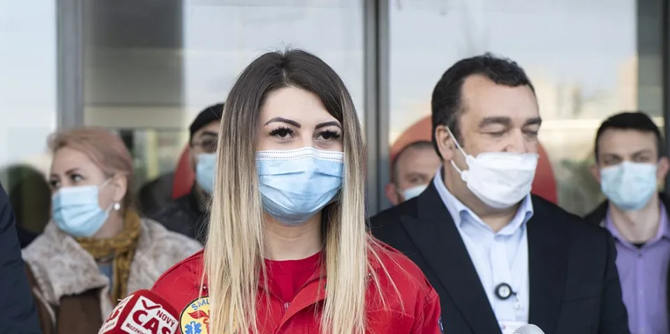 Read more about the article FOTO Máme tu prvých zdravotníkov z cudziny! Pomôžu lekári a sestry z Rumunska