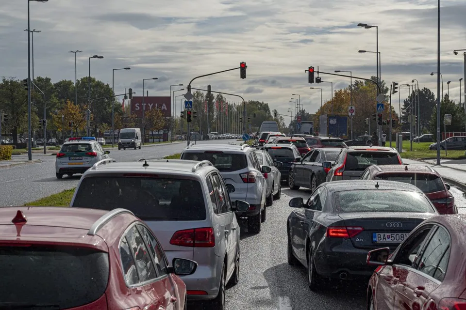 Read more about the article V Bratislave sa stalo viacero nehôd, tvoria sa kolóny! Dotklo sa to aj MHD