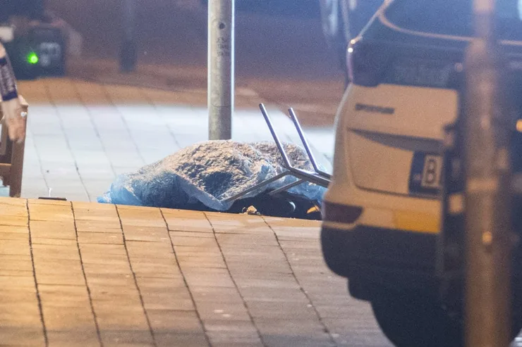 Na snímke prikryté telo po streľbe na Zámockej ulici v Bratislave 12. októbra 2022.