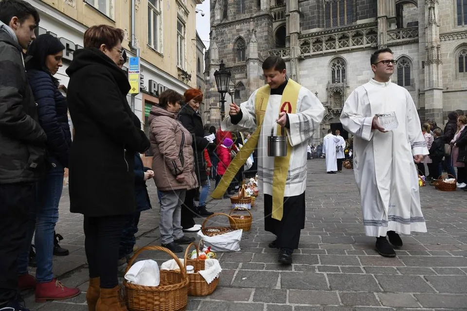 Read more about the article Dnes je Biela sobota: Katolíci si cez deň spomínajú na mŕtveho Krista, večer slávia veľkonočnú vigíliu