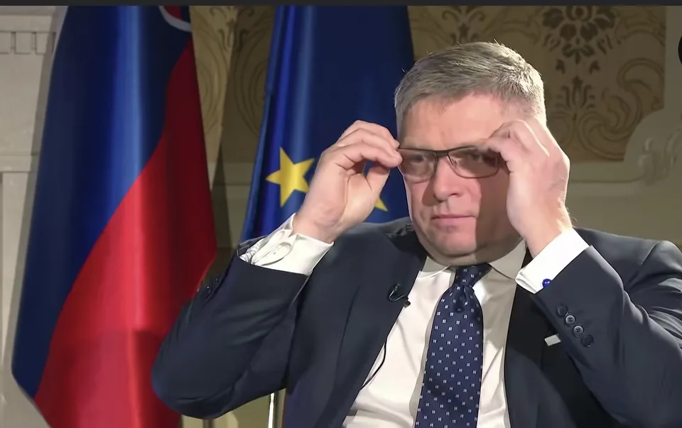 Read more about the article Fico sa vysmial Korčokovi. Hlavným prvkom jeho kampane okuliare? Nie celkom chápem o čo ide