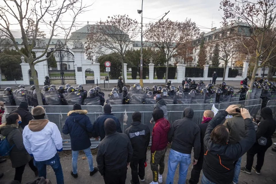 Read more about the article Vyšetrovateľ začal trestné stíhanie za útok na policajta počas protestu