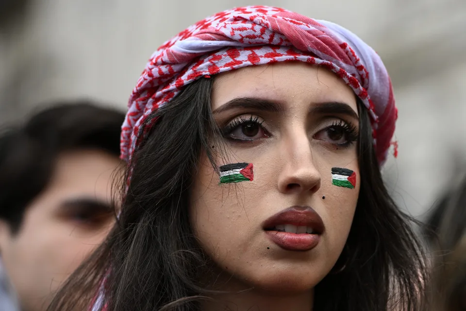 Read more about the article V Londýne na dva protesty proti imigrácii a na podporu Palestínčanov prišli desaťtisíce