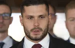 predseda Výboru NR SR pre obranu a bezpečnosť Richard Glück počas tlačovej konferencie