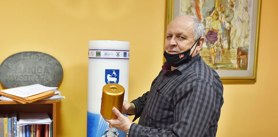 Read more about the article VIDEO Starosta Malženíc má v kancelárii zvláštny objekt, je z kláštora