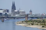 Znížená hladina rieky Rýn v Kolíne nad Rýnom 10. augusta 2022. Pre pretrvávajúce sucho v Nemecku sú viaceré lode neschopné vyplávať.