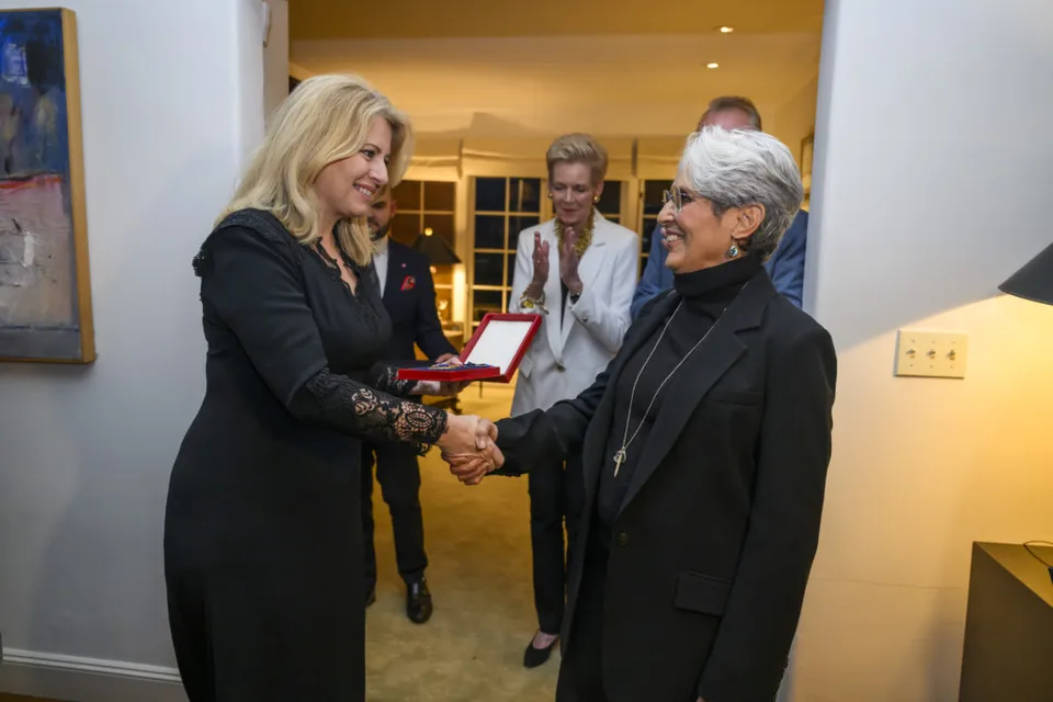Read more about the article Čaputová udelila štátne vyznamenanie americkej speváčke a aktivistke