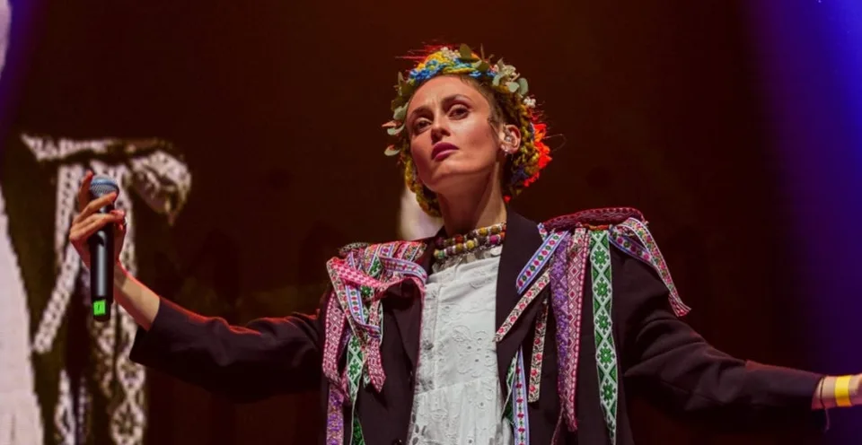 Read more about the article Spolitizovaný festival v Budapešti? Ukrajinská reperka roztrhala fotku Putina s Orbánom!