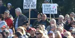 Účastníci protivládneho podujatia "čapicový protest", ktorý zorganizoval poslanec Národnej rady SR (NR SR) Robert Fico (Smer-SD), ku ktorému sa pridali strany SNS a Republika v Rimavskej Sobote 17. októbra 2021.