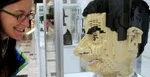 Na ilustračnej snímke vpravo známa postava z filmového plátna, Mr. Bean zhotovený zo stavebnice lego.