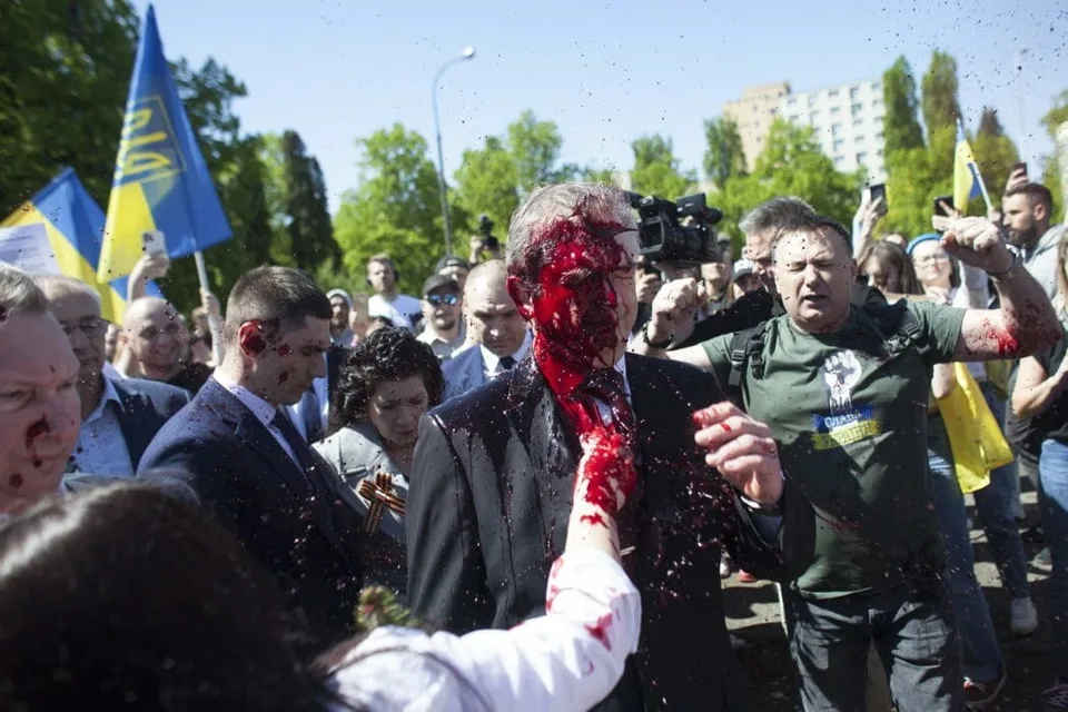 Read more about the article VIDEO Slušní demonštranti? V Poľsku napadli ruského veľvyslanca, zasahovala polícia!