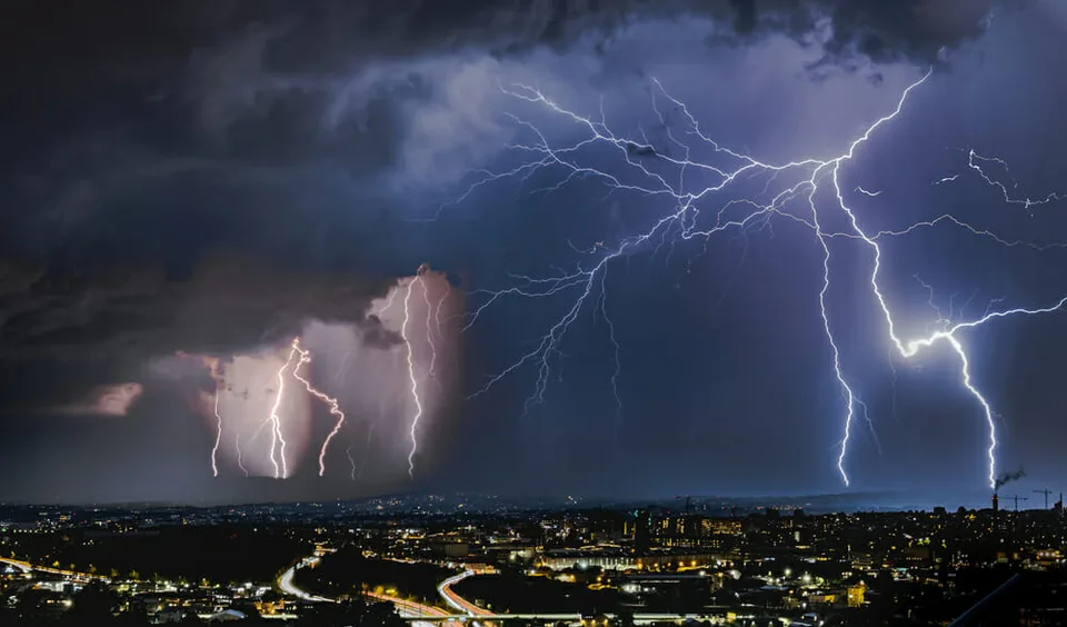 Read more about the article Počasie zasa vyčíňa. Česko bojuje s následkami supercely. Stále hrozia tornáda aj záplavy