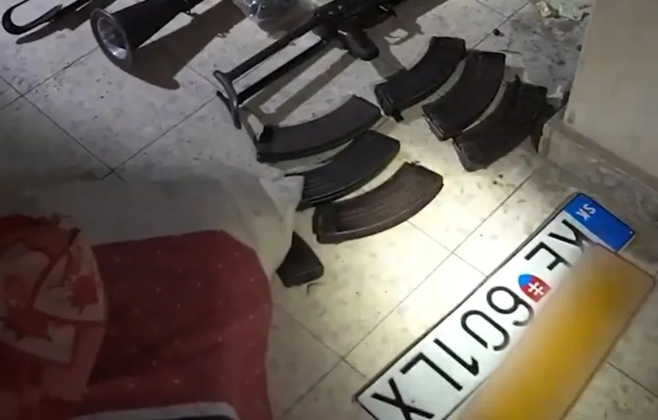 Read more about the article VIDEO Záhada košickej poznávacej značky objavenej medzi zbraňami Hamasu