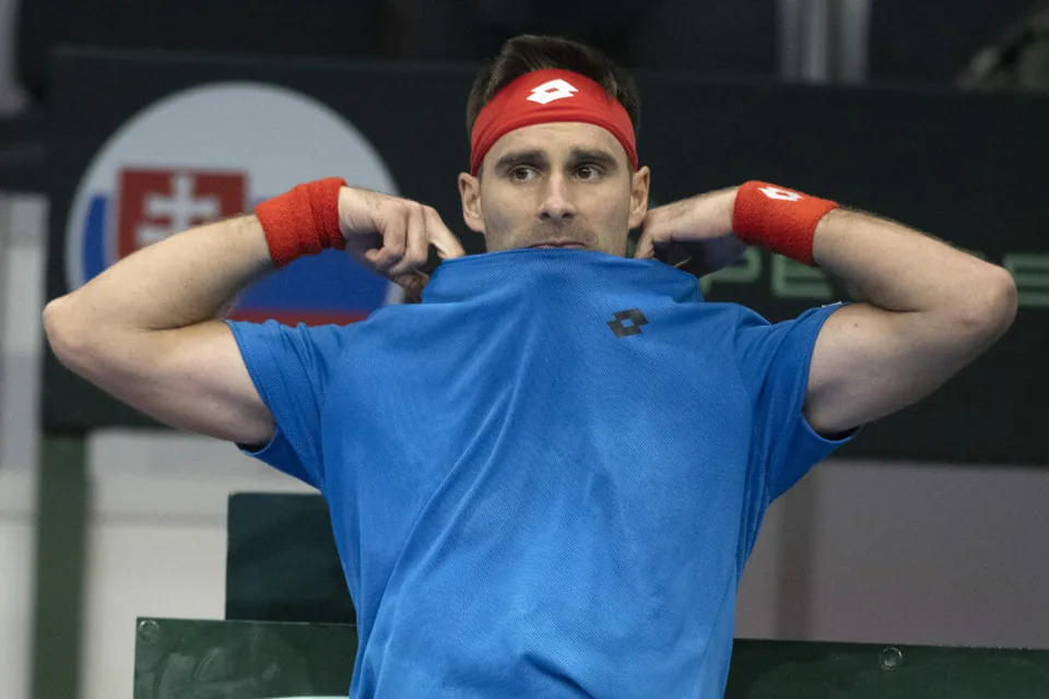 Read more about the article Davis Cup: Slováci nezačali dobre, Gombos si sype popol na hlavu: Škoda nevyužitých šancí