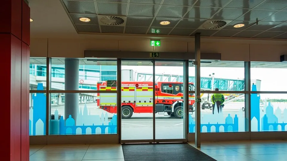 Read more about the article Čo sa to tam deje? Českí policajti zasahujú na Letisku Václava Havla, anonym tam nahlásil bomby