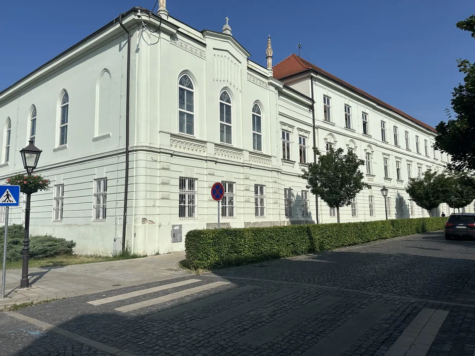 Read more about the article Na ZŠ Angely Merici zavedú od septembra školné