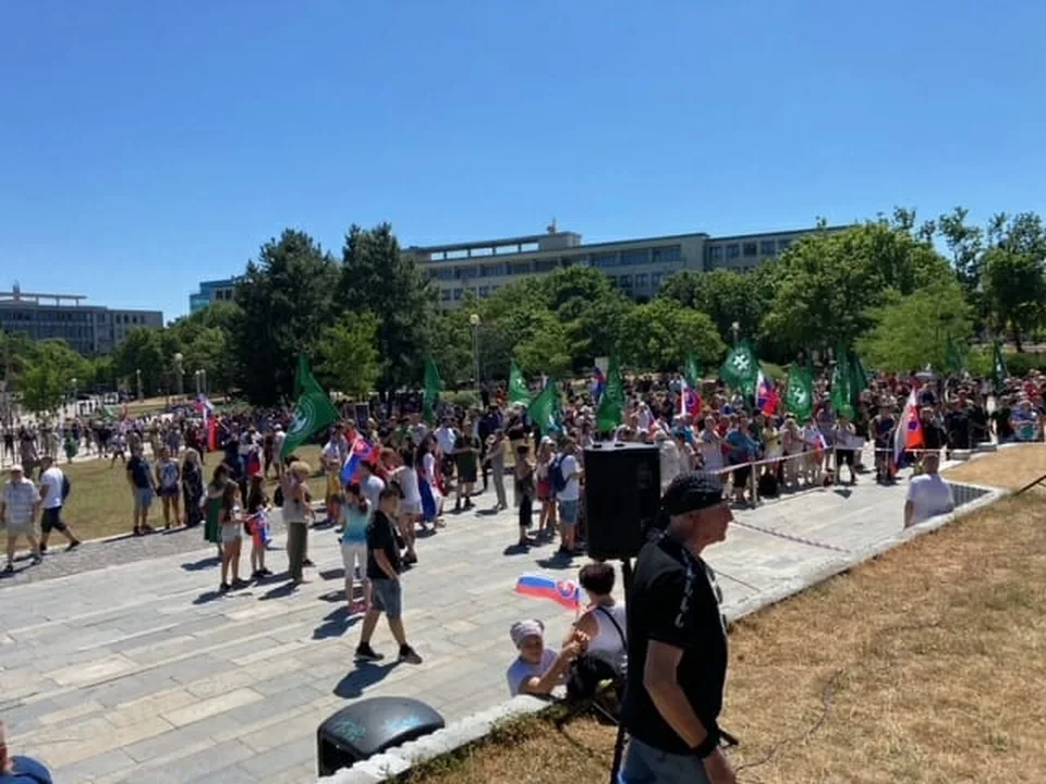 Read more about the article FOTO Veľká protivládna demonštrácia v Bratislave: Pred úrad vlády prišiel dav!