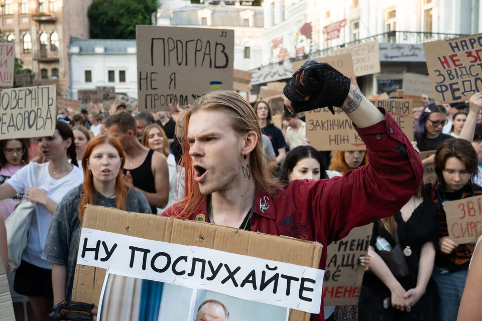 Read more about the article Tisíce ľudí protestovali v Kyjeve proti krokom prezidenta Zelenského