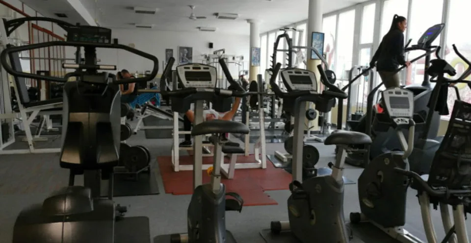 Read more about the article Docvičili sme. Fitnescentrá budú v čiernych okresoch zatvorené