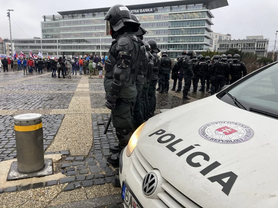 You are currently viewing Polícia musela na proteste opakovane zasahovať, predviedla už 12 ľudí!