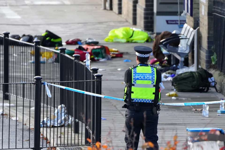 Read more about the article Britská polícia tvrdí, že motívom útoku nožom v Anglicku nebol terorizmus. Útočníkov zadržali