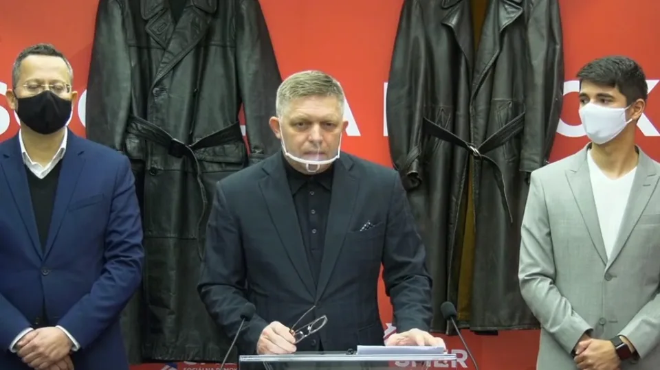 Read more about the article VIDEO Fico mal na tlačovke gestapácke kabáty! Pošle ich týmto dvom prokurátorom