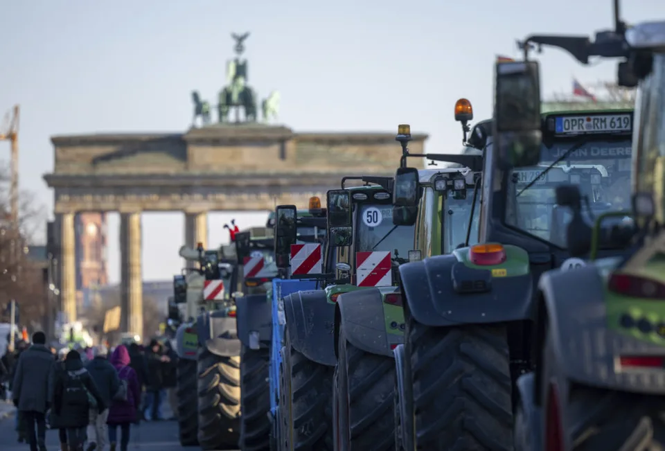 Read more about the article Scholz má problém, nemeckí farmári blokujú cesty traktormi, protestujú proti zrušeniu úľav na naftu