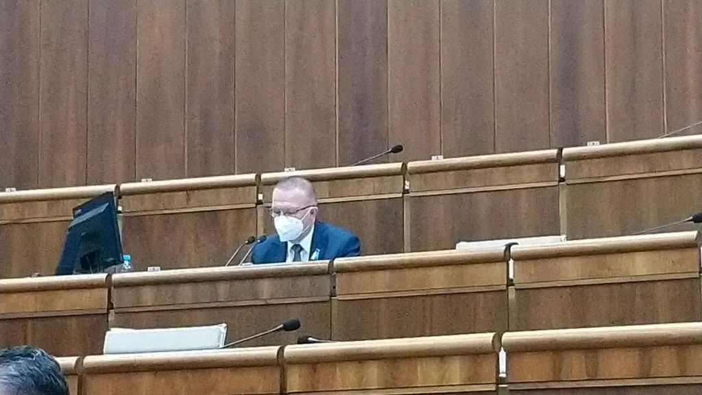 Podpredseda parlamentu Milan Laurenčík (SaS)  s ukrajinským štátnym národným symbolom na hrudi.
