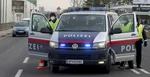 Policajti kontrolujú vodičov, ktorí chcú opustiť rakúske mesto Wiener Neustadt v sobotu 13. marca 2021.