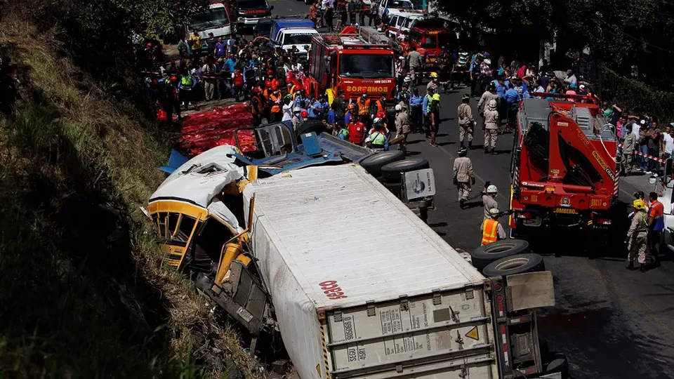 Read more about the article Obrovská tragédia: Pri nehode autobusu zahynulo 11 ľudí! Dostal šmyk