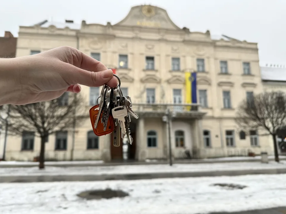 Read more about the article Mestský apartmán pre vysokopostaveného úradníka vyvoláva otázky. Zamestnanec mesta, ktorý platí len energie, už vlastní dom v Modranke.