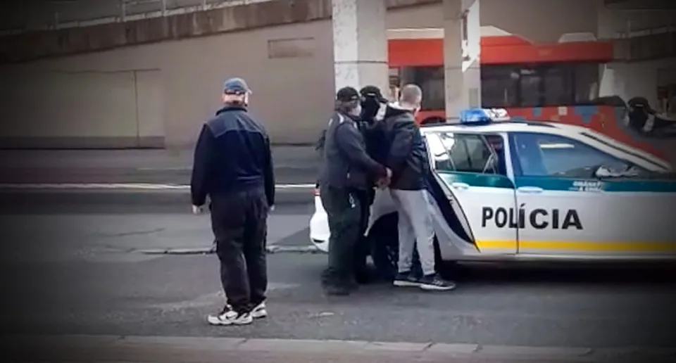 Read more about the article ŠOKUJÚCE VIDEO Fajčil pri zastávke bez rúška, skončil v putách: Polícia sa bráni!