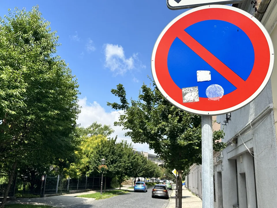 Read more about the article Motoristi si z Halenárskej robia parkovisko! Riskujú tým pokutu