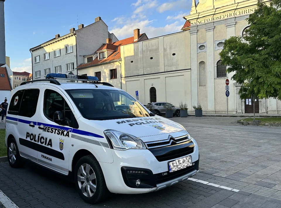 Read more about the article Mestskí policajti sa zmenili na vyberačov pokút! Trnavčania hovoria o nezmyselnej šikane 