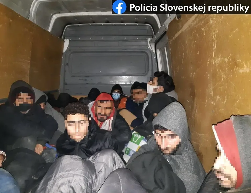 Read more about the article Ilegálni migranti prenikajú do únie novou taktikou: Na autách násilne prerážajú hranice a unikajú policajtom