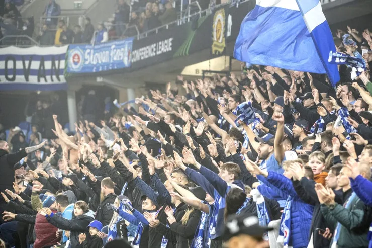 fanúšikovia Slovana sa tešia po víťazstve 2:1 v zápase 5. kola H-skupiny Európskej konferenčnej ligy ŠK Slovan Bratislava - FC Pjunik Jerevan v Bratislave vo štvrtok 27. októbra 2022.